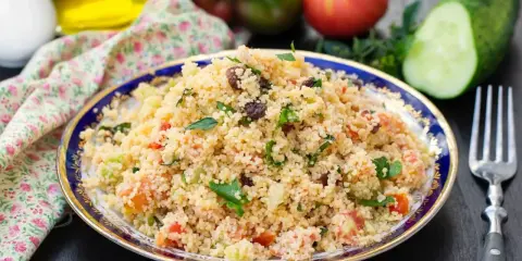 Taboulé coloré avec poivron, tomates, concombre et raisins secs. Une recette fraîche et savoureuse.
