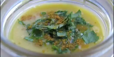 Soupe réconfortante dans un bocal, garnie de persil frais et d'épices. Une recette entrée hiver facile et savoureuse.