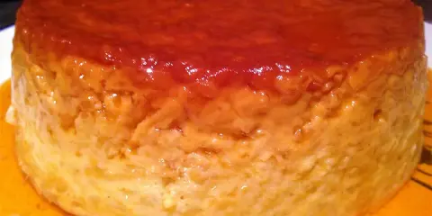 Un délicieux gâteau de riz crémeux, nappé d'un caramel doré et coulant. Un vrai régal pour les yeux et les papilles !