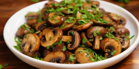 Champignons de Paris poêlés, parfaits pour une recette simple et savoureuse. Garniture de persil frais.