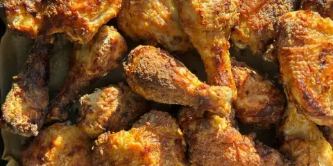 Un assortiment appétissant d'ailerons de poulet frits, dorés et croustillants, prêts à être dégustés.