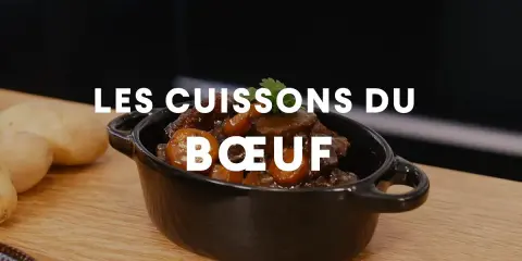 Un plat de bœuf bourguignon mijoté, prêt à être dégusté. Une invitation à cuisiner viande bourguignon autrement.