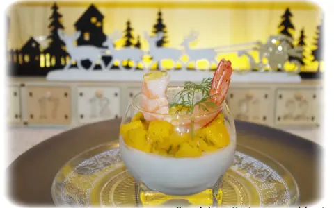 Panna cotta salée aux crevettes et mangue, décorée d'aneth. Un délice festif pour les fêtes.