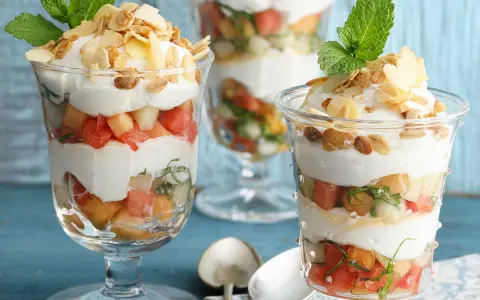 Verrine melon dessert : couches de fruits frais (melon, pastèque), crème onctueuse, amandes effilées et menthe. Un délice estival.