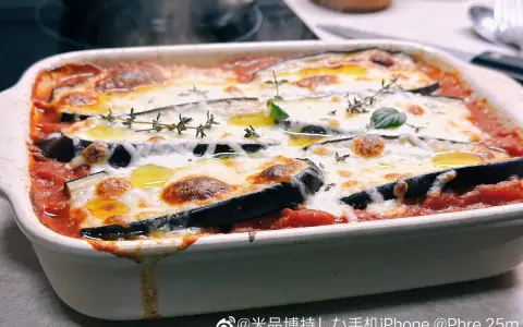 Plat gratiné de poulet et aubergine au four, nappé de sauce tomate et fromage fondant, garni de thym frais. Un délice pour votre recette poulet aubergine au four.