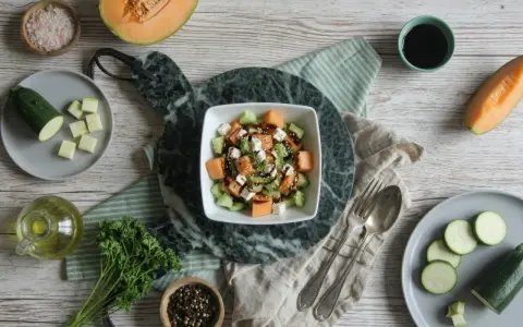 Salade fraîche et colorée : pastèque, melon, concombre, feta, arrosée d'une vinaigrette. Parfait pour l'été !