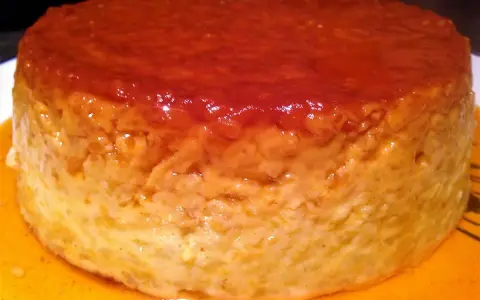 Un délicieux gâteau de riz crémeux, nappé d'un caramel doré et coulant. Un vrai régal pour les yeux et les papilles !