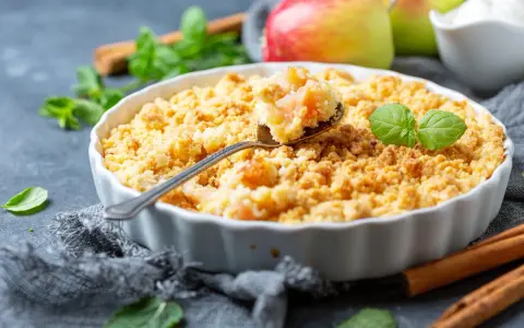 Un délicieux crumble aux pommes, prêt à être dégusté. Une recette réconfortante pour un dessert parfait.