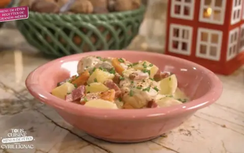 Un plat réconfortant de poulet à la crème façon grand-mère, avec pommes de terre et lardons, garni de ciboulette.