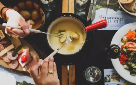 Un délicieux vin blanc pour fondue savoyarde accompagne ce plat réconfortant. Des pommes de terre et du fromage fondent dans le caquelon.