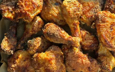Un assortiment appétissant d'ailerons de poulet frits, dorés et croustillants, prêts à être dégustés.