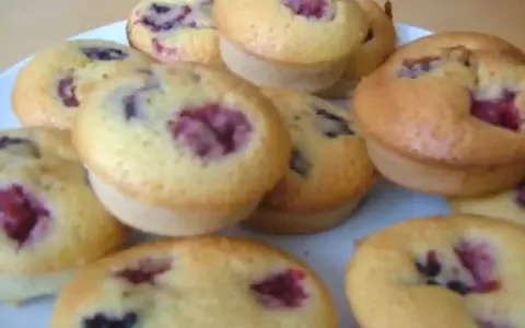 Petits gâteaux individuels aux fruits rouges, une recette facile et rapide pour le goûter.