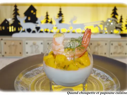 Panna cotta salée aux crevettes et mangue, décorée d'aneth. Un délice festif pour les fêtes.