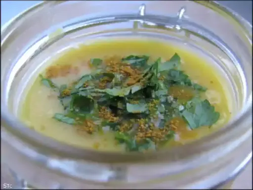 Soupe réconfortante dans un bocal, garnie de persil frais et d'épices. Une recette entrée hiver facile et savoureuse.