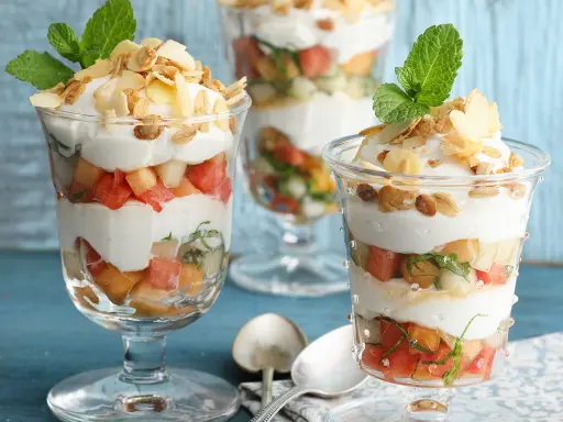 Verrine melon dessert : couches de fruits frais (melon, pastèque), crème onctueuse, amandes effilées et menthe. Un délice estival.