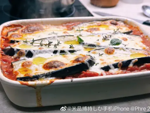 Plat gratiné de poulet et aubergine au four, nappé de sauce tomate et fromage fondant, garni de thym frais. Un délice pour votre recette poulet aubergine au four.