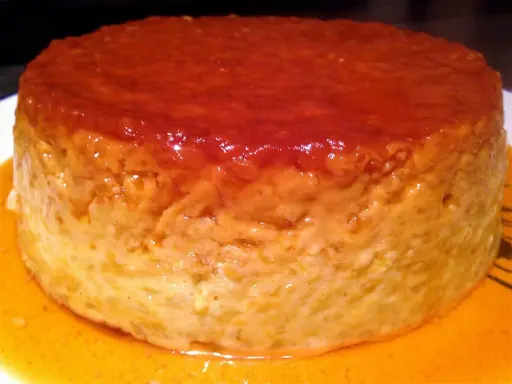 Un délicieux gâteau de riz crémeux, nappé d'un caramel doré et coulant. Un vrai régal pour les yeux et les papilles !