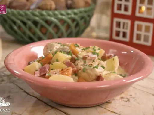 Un plat réconfortant de poulet à la crème façon grand-mère, avec pommes de terre et lardons, garni de ciboulette.