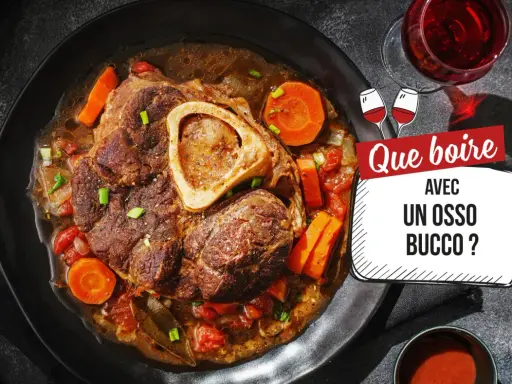 Un plat d'osso bucco savoureux, avec carottes et tomates, servi sur une assiette noire. La question "Quel vin avec osso bucco ?" est mise en avant.