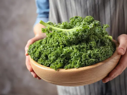 Un bol en bois rempli de chou kale frais, prêt pour une délicieuse recette italienne.