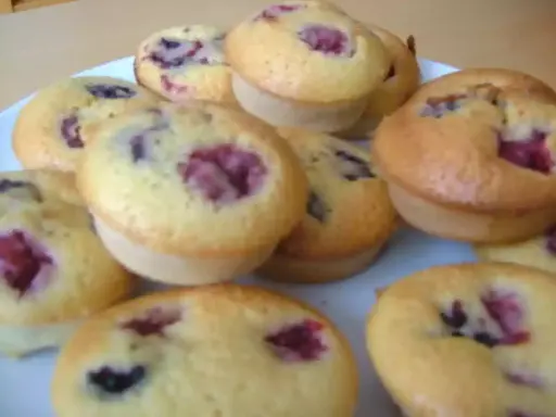 Petits gâteaux individuels aux fruits rouges, une recette facile et rapide pour le goûter.