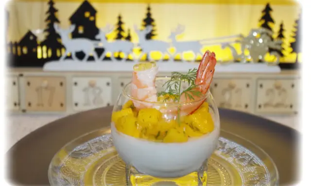 Panna cotta salée aux crevettes et mangue, décorée d'aneth. Un délice festif pour les fêtes.