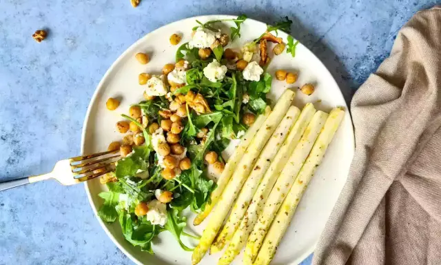 Salade de pois chiches, roquette et fromage frais, accompagnée d'asperges au four assaisonnées.