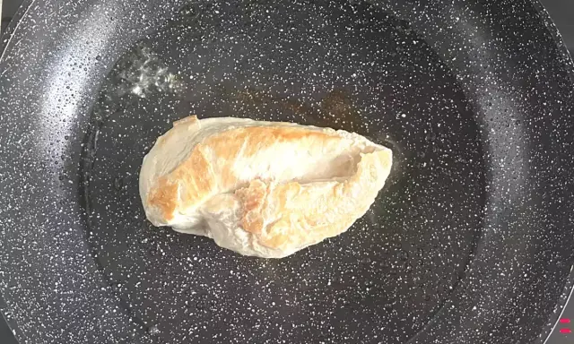 Escalope de poulet dorée dans une poêle, étape clé d'une recette facile et savoureuse.