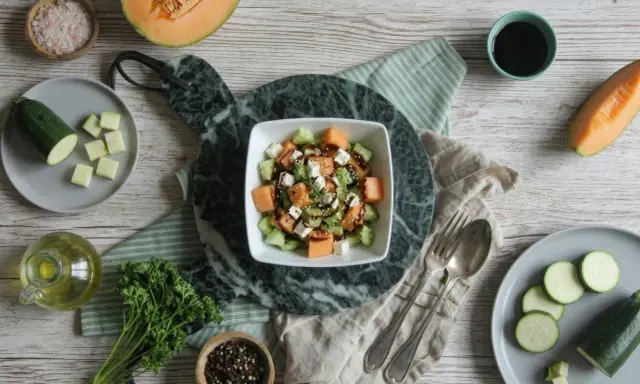 Salade fraîche et colorée : pastèque, melon, concombre, feta, arrosée d'une vinaigrette. Parfait pour l'été !