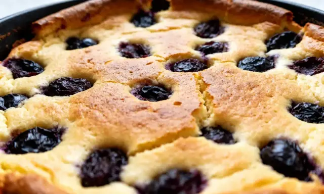 Tarte aux pruneaux, un délice comme la recette de grand-mère. Dorée et moelleuse, elle est parsemée de fruits savoureux.