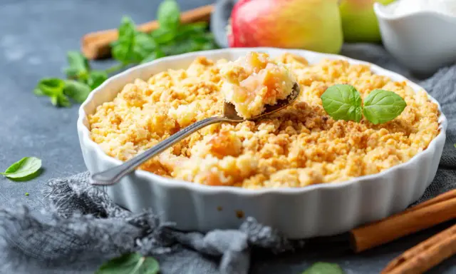 Un délicieux crumble aux pommes, prêt à être dégusté. Une recette réconfortante pour un dessert parfait.