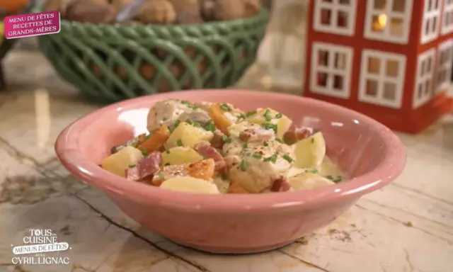 Un plat réconfortant de poulet à la crème façon grand-mère, avec pommes de terre et lardons, garni de ciboulette.