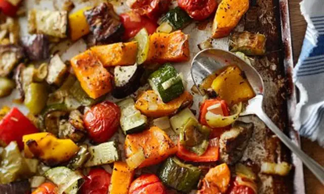 Un délicieux mélange de légumes au four : courgettes, poivrons, tomates cerises, patates douces et aubergines, assaisonnés et rôtis à la perfection.
