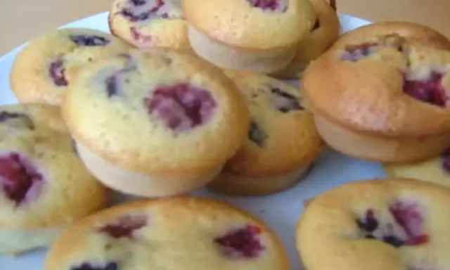Petits gâteaux individuels aux fruits rouges, une recette facile et rapide pour le goûter.