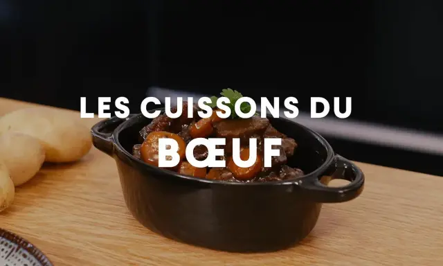 Un plat de bœuf bourguignon mijoté, prêt à être dégusté. Une invitation à cuisiner viande bourguignon autrement.