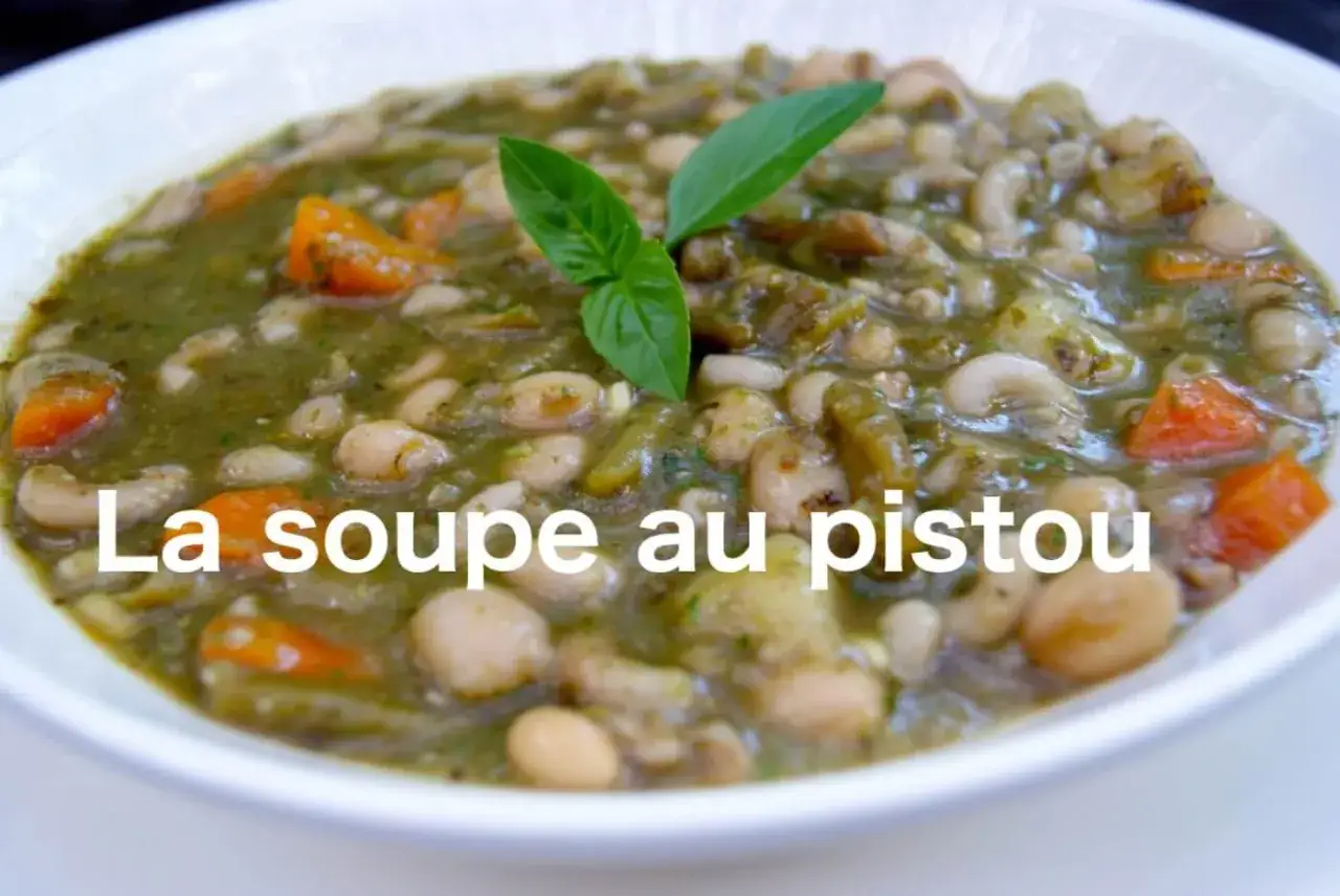 Soupe au pistou, une recette de chef réconfortante avec haricots, pâtes et légumes verts, garnie de basilic frais.