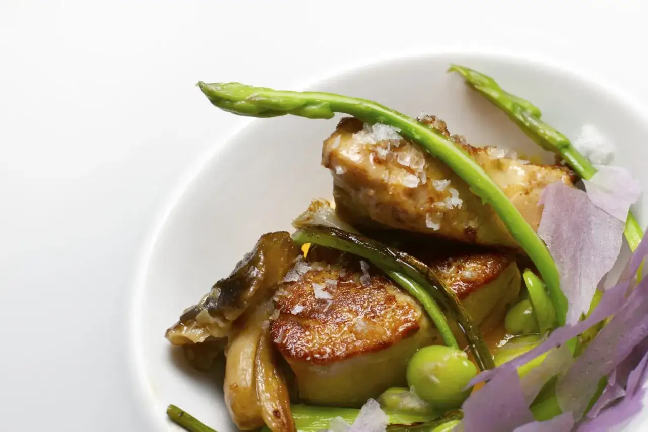 D&eacute;licieux morceau de viande, parfaitement saisi, servi avec des asperges croquantes et des petits pois. Un accompagnement v&eacute;g&eacute;tal qui sublime le plat.