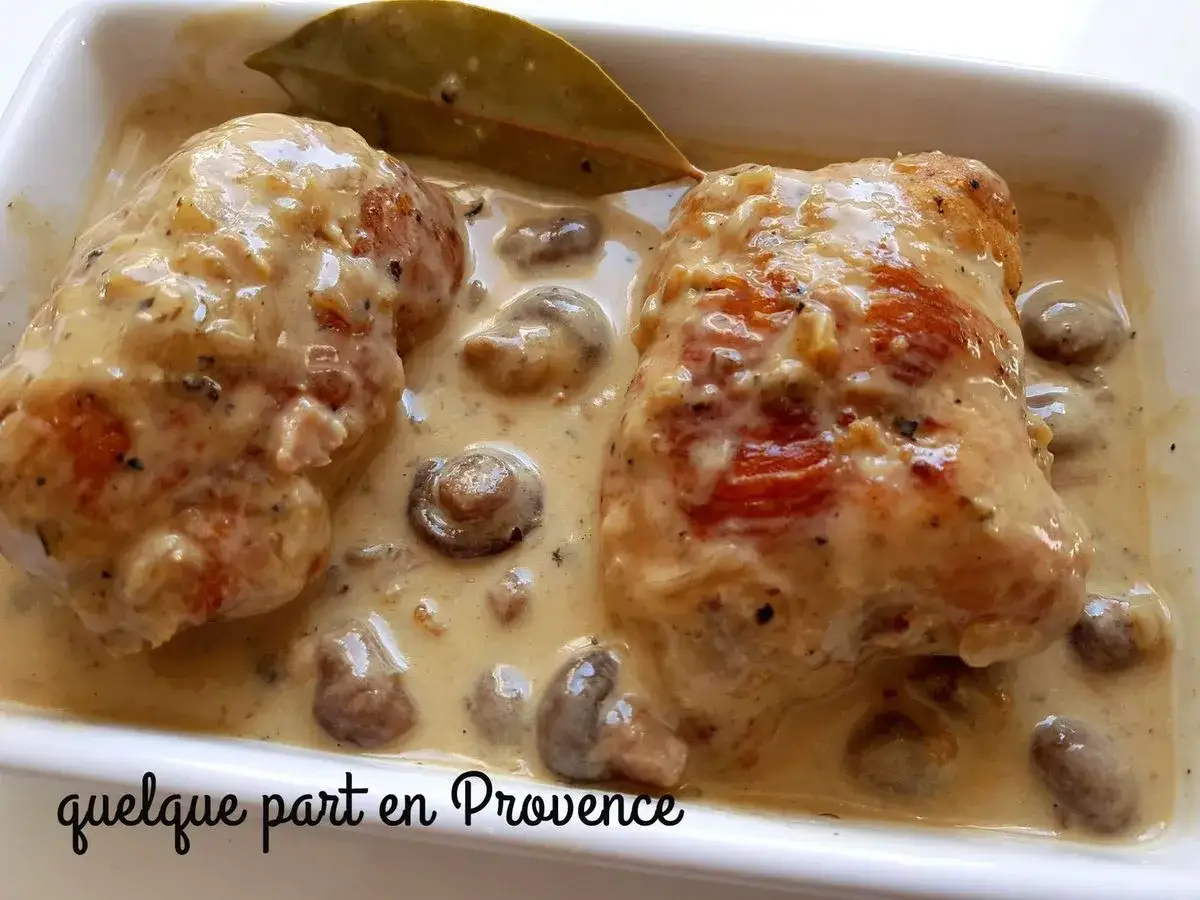 Deux paupiettes de dinde crémeuses aux champignons, baignant dans une sauce onctueuse. Un délice provençal.