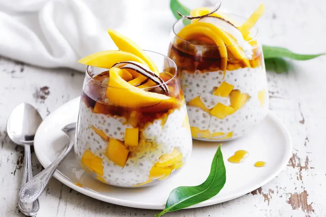 Délicieux tapioca au lait de coco, garni de mangue fraîche et d'une touche de caramel. Un dessert tropical parfait.