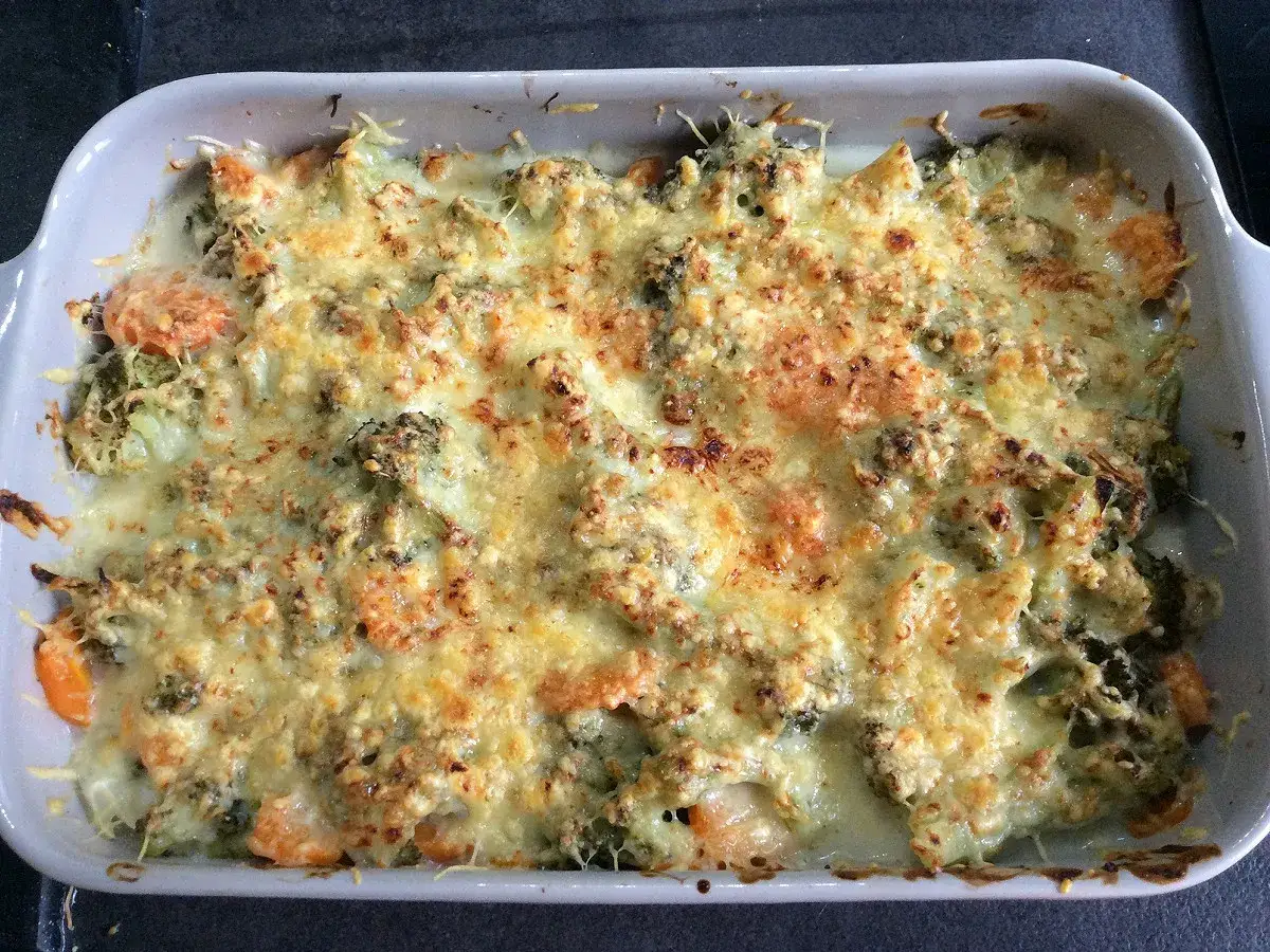 Un gratin de légumes facile et léger, avec du brocoli et des carottes, recouvert d'une couche dorée de fromage fondu.
