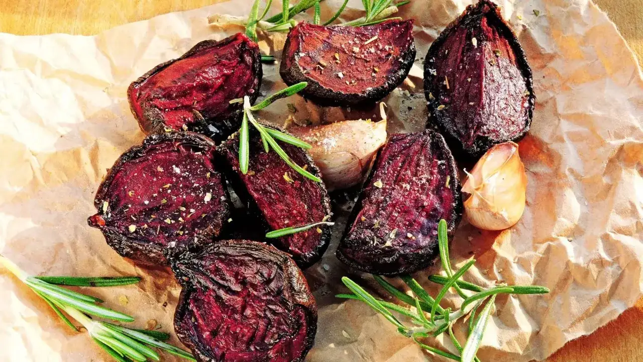 Betteraves rouges rôties, coupées en quartiers, assaisonnées d'herbes et d'ail. Une délicieuse recette betterave rouge cuite, prête à être dégustée.