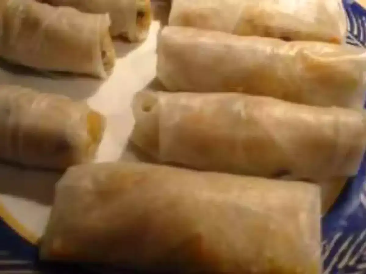 Une assiette de nems croustillants, pr&ecirc;ts &agrave; &ecirc;tre d&eacute;gust&eacute;s. Une recette facile pour un ap&eacute;ritif r&eacute;ussi.