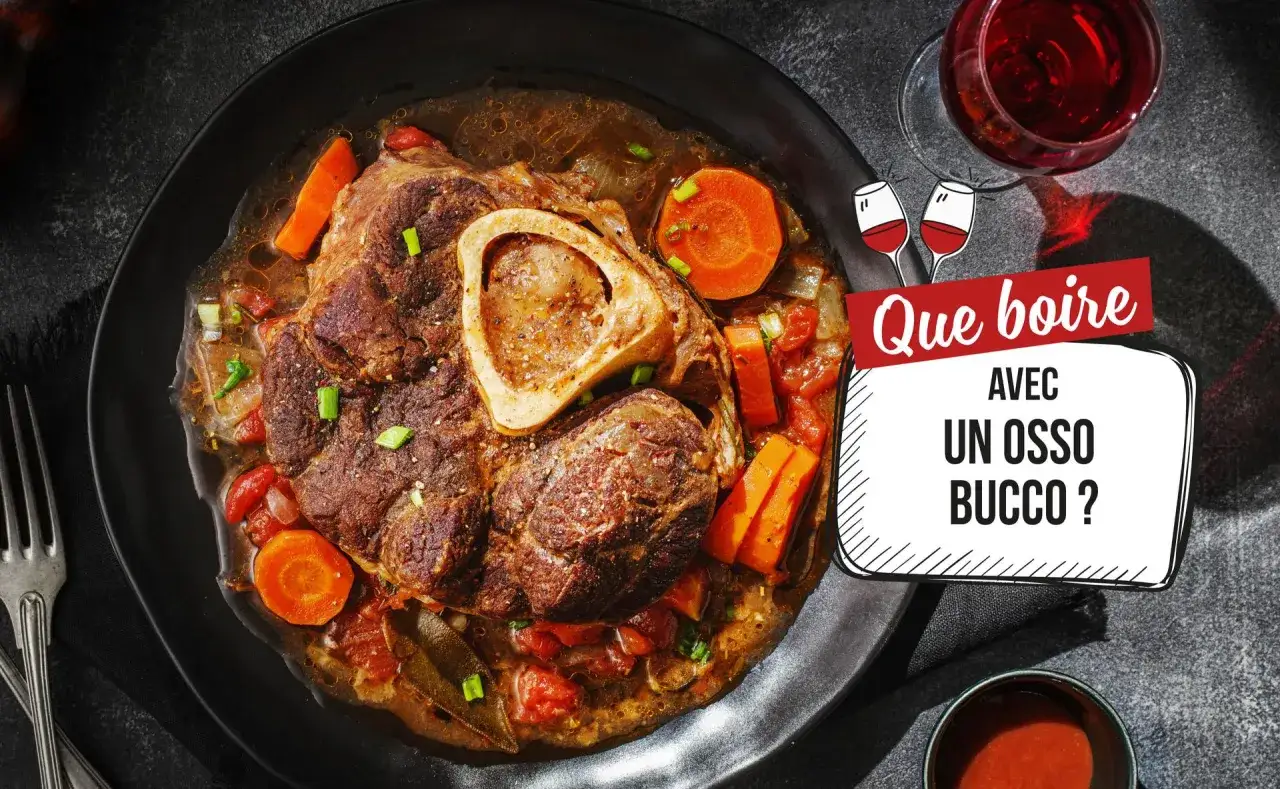 Un plat d'osso bucco savoureux, avec carottes et tomates, servi sur une assiette noire. La question