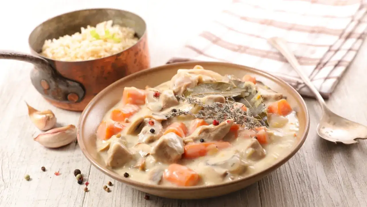 Blanquette de veau crémeuse avec carottes et champignons. Quel vin avec une blanquette de veau ? Un vin blanc sec et fruité, comme un Bourgogne Aligoté.