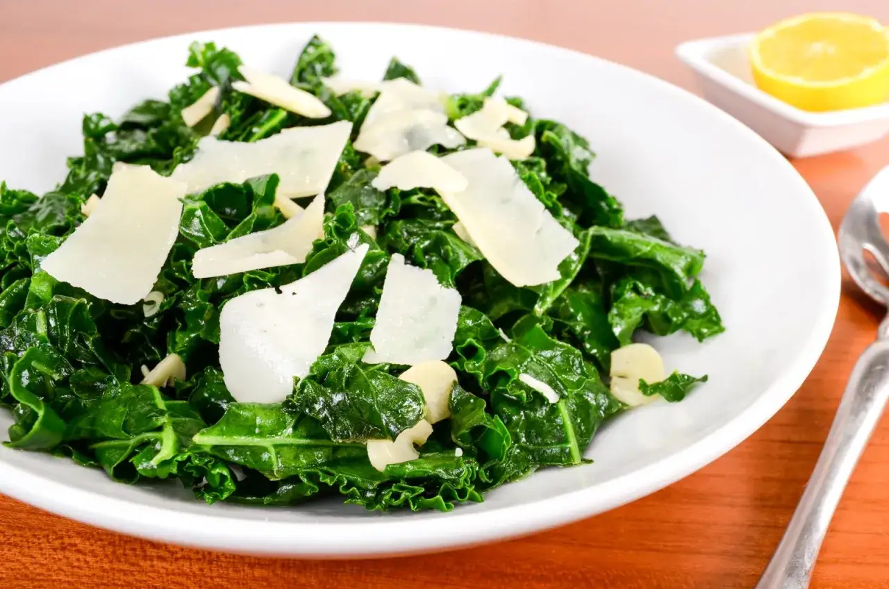 Salade de chou kale, une recette italienne simple et savoureuse, garnie de copeaux de parmesan.