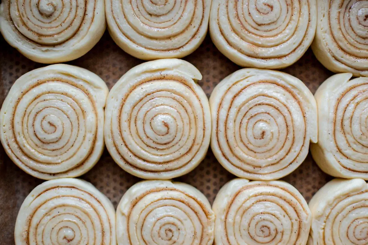 Petits roul&eacute;s &agrave; la cannelle, pr&ecirc;ts pour la cuisson. Une d&eacute;licieuse recette de cinnamon rolls.