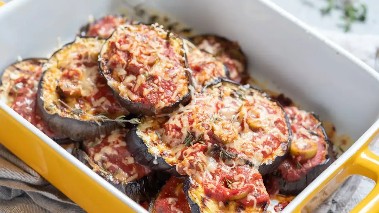 Aubergines gratinées à la sauce tomate et au fromage, une recette facile pour les enfants.