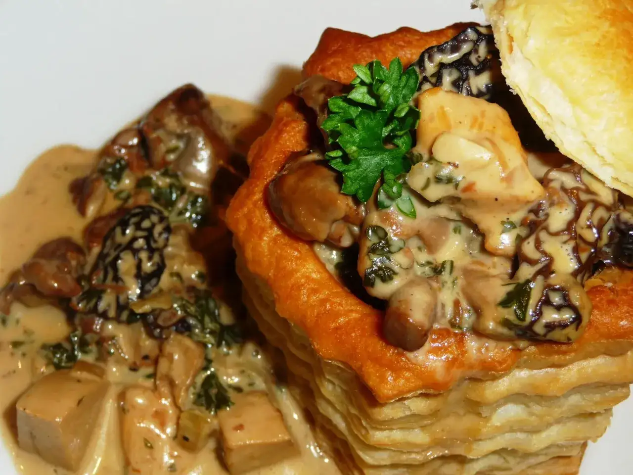 Vol-au-vent garni d'une quenelle et d'une sauce crémeuse aux morilles et champignons.