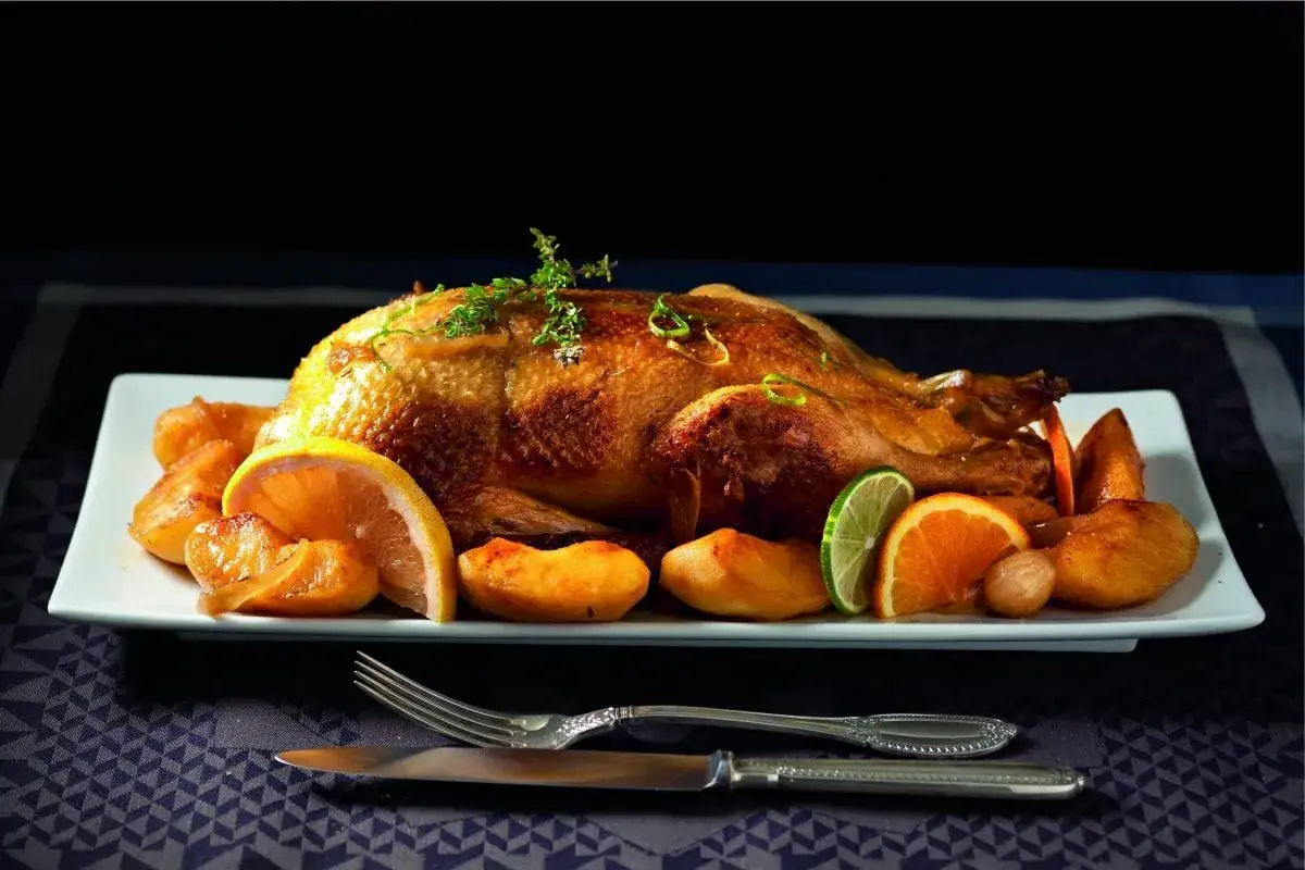 Canette r&ocirc;tie, garnie d'agrumes et de pommes de terre. La meilleure recette canette au four pour un repas festif.