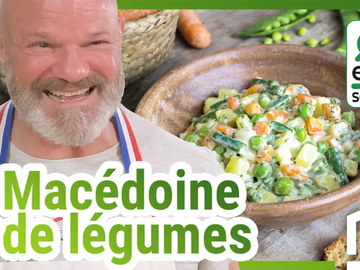 Un homme souriant présente une délicieuse macédoine de légumes crémeuse, garnie de petits pois, carottes et haricots verts.